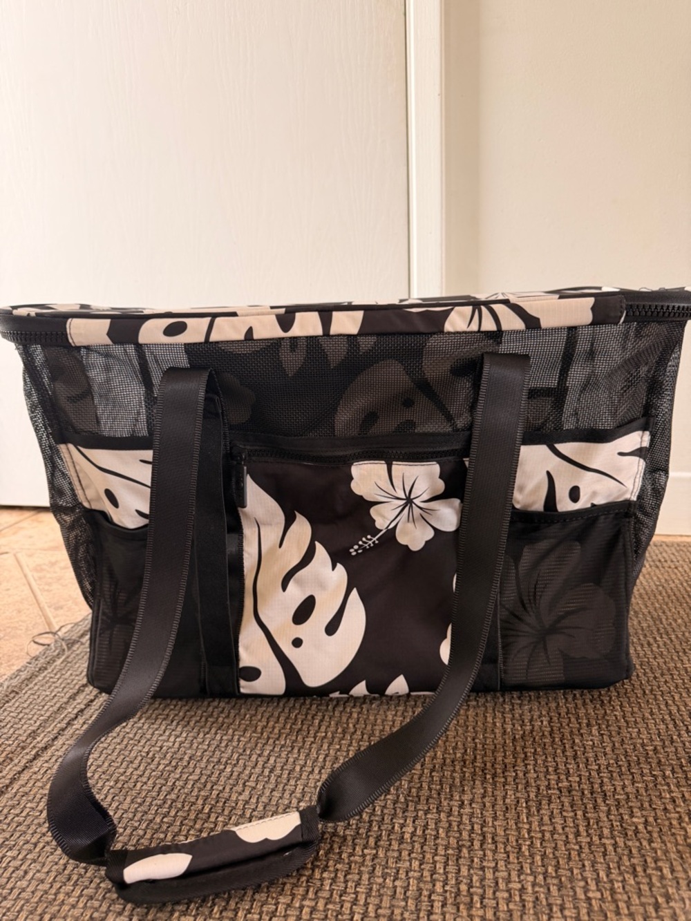 NWT ALOHA Collection Black & Cream Tropical Mesh Zip Tote - Picture 3 of 4